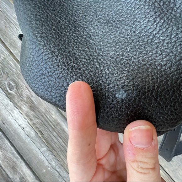 COPY - Vintage ROOTS CANADA Pebbled Leather Large Black Buckle drawstring backp… - Picture 10 of 16